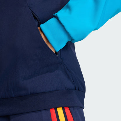 Adidas RFEF Presentatie Jacket 2025-2026 blauw rood voor heren. Exclusief verkrijgbaar bij Kickoff Antwerpen.