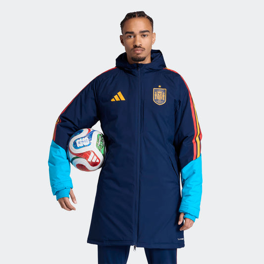 Adidas RFEF Spanje Parka winterjas voor heren blauw met officieel Spanje voetbal logo Kickoff Antwerpen specialist.