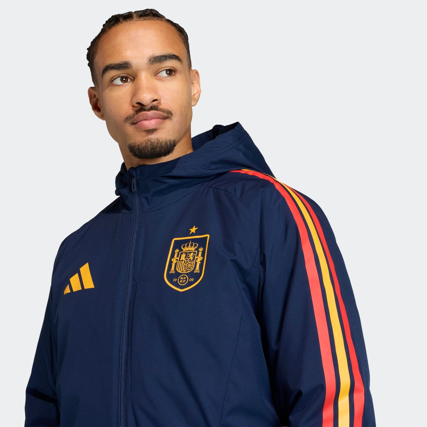 Adidas RFEF Spanje Parka winterjas voor heren blauw met officieel Spanje voetbal logo Kickoff Antwerpen specialist.