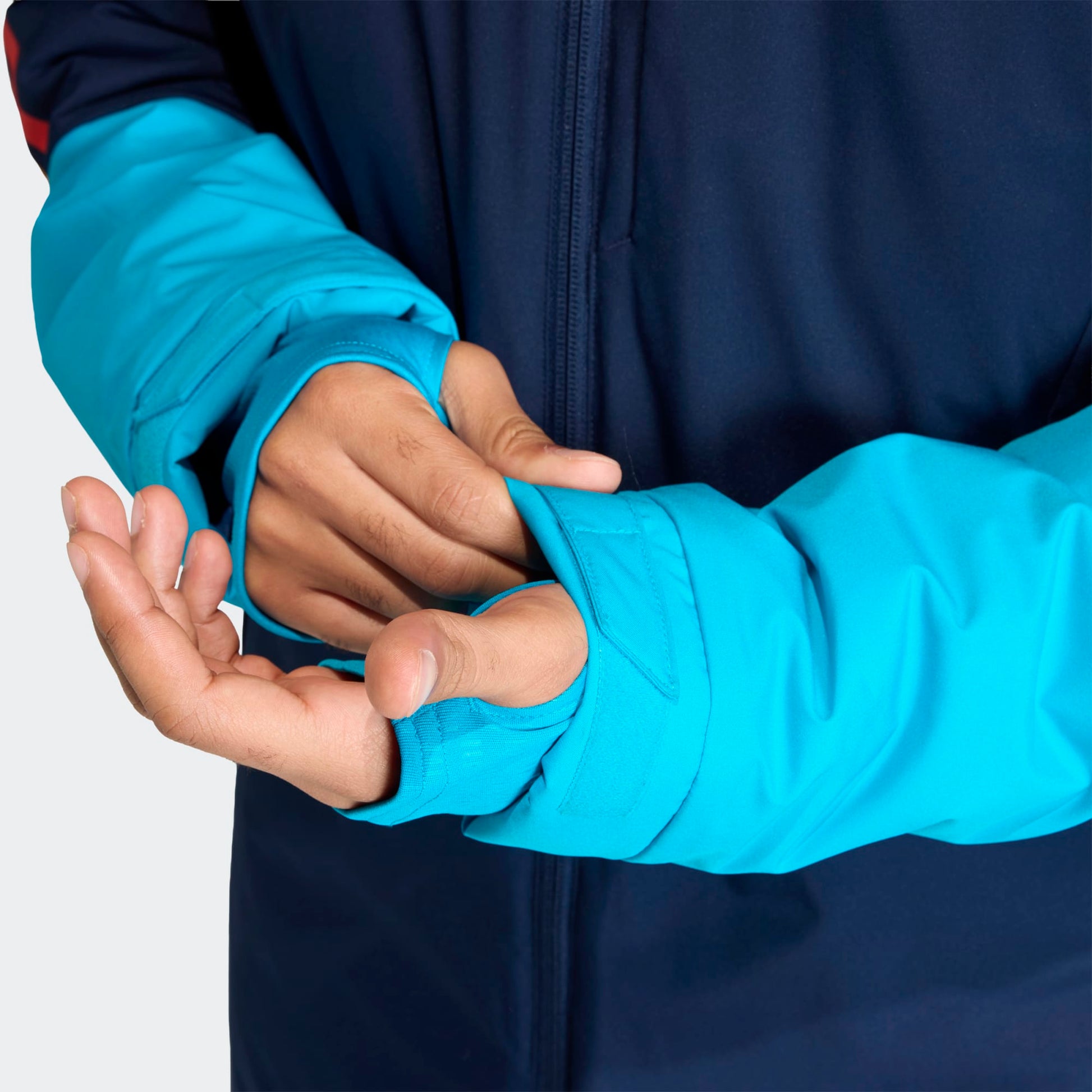 Adidas RFEF Spanje Parka winterjas voor heren blauw met officieel Spanje voetbal logo Kickoff Antwerpen specialist.