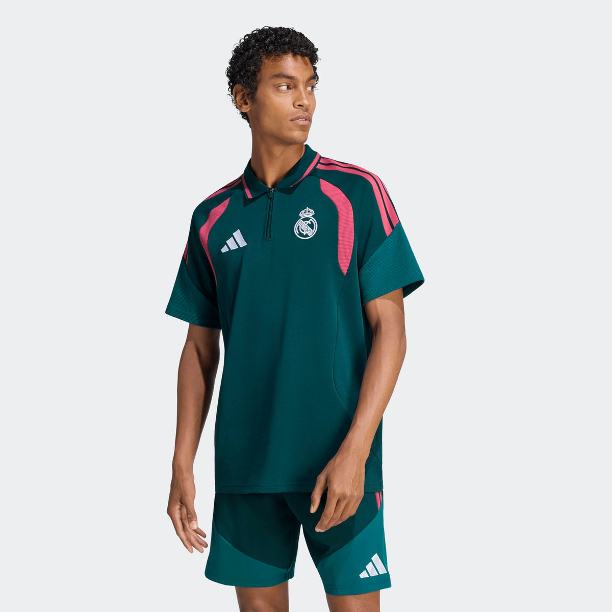 Adidas Real Madrid supporters polo shirt 2026 2027 met clubdetails op model Kickoff Antwerpen