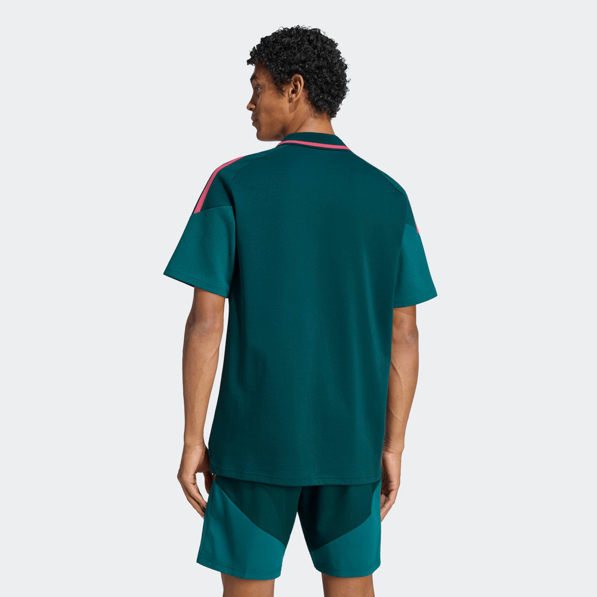 Adidas Real Madrid supporters polo shirt 2026 2027 met clubdetails op model Kickoff Antwerpen