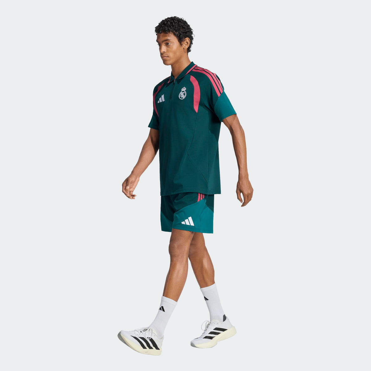 Adidas Real Madrid supporters polo shirt 2026 2027 met clubdetails op model Kickoff Antwerpen