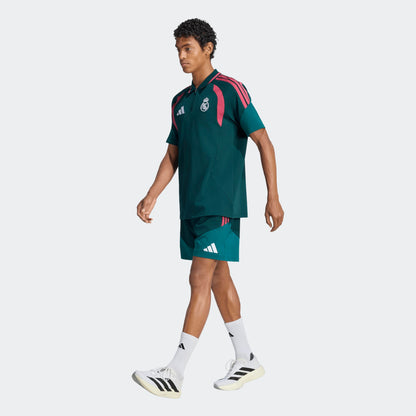 Adidas Real Madrid supporters polo shirt 2026 2027 met clubdetails op model Kickoff Antwerpen
