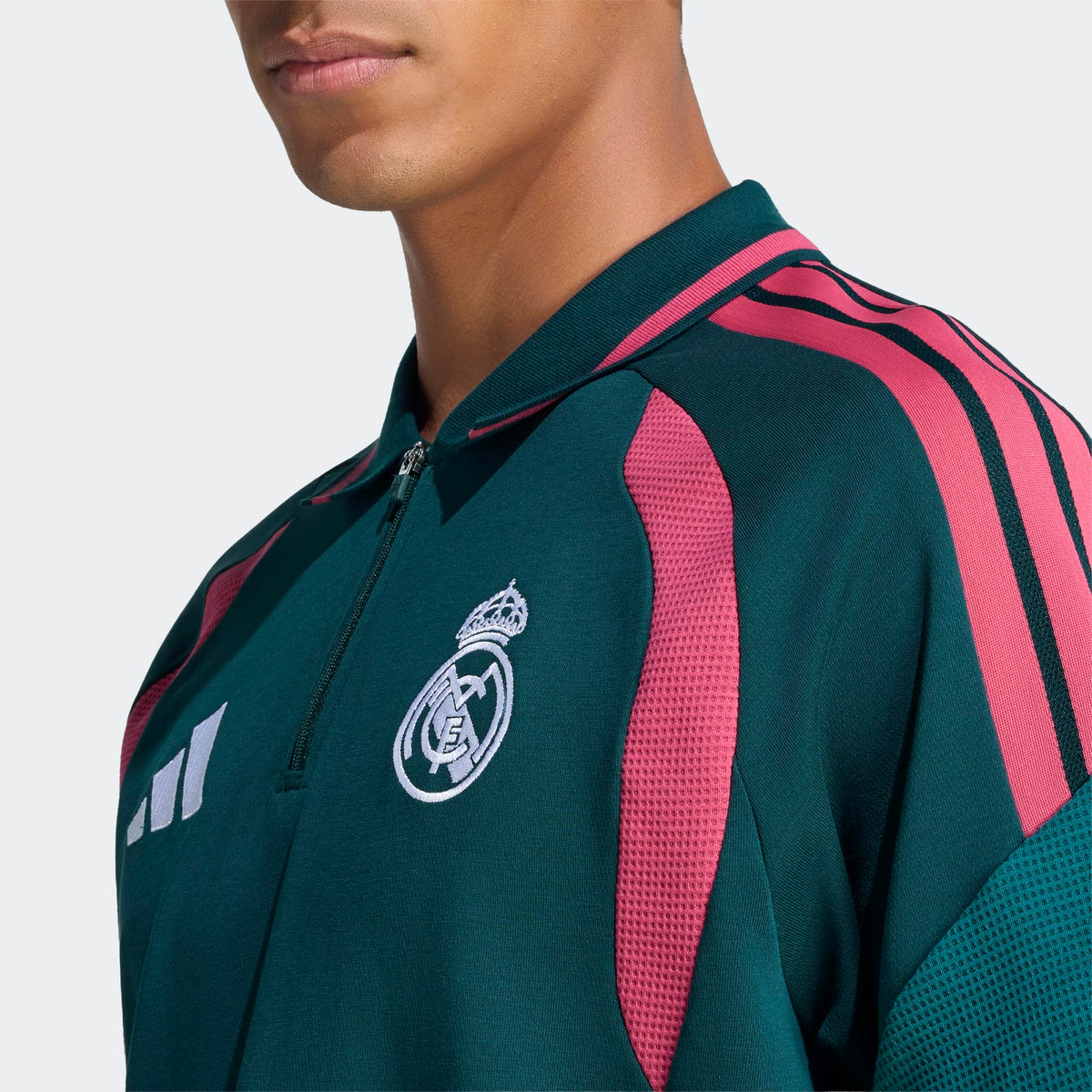Adidas Real Madrid supporters polo shirt 2026 2027 met clubdetails op model Kickoff Antwerpen