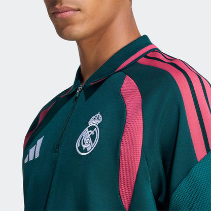Adidas Real Madrid supporters polo shirt 2026 2027 met clubdetails op model Kickoff Antwerpen
