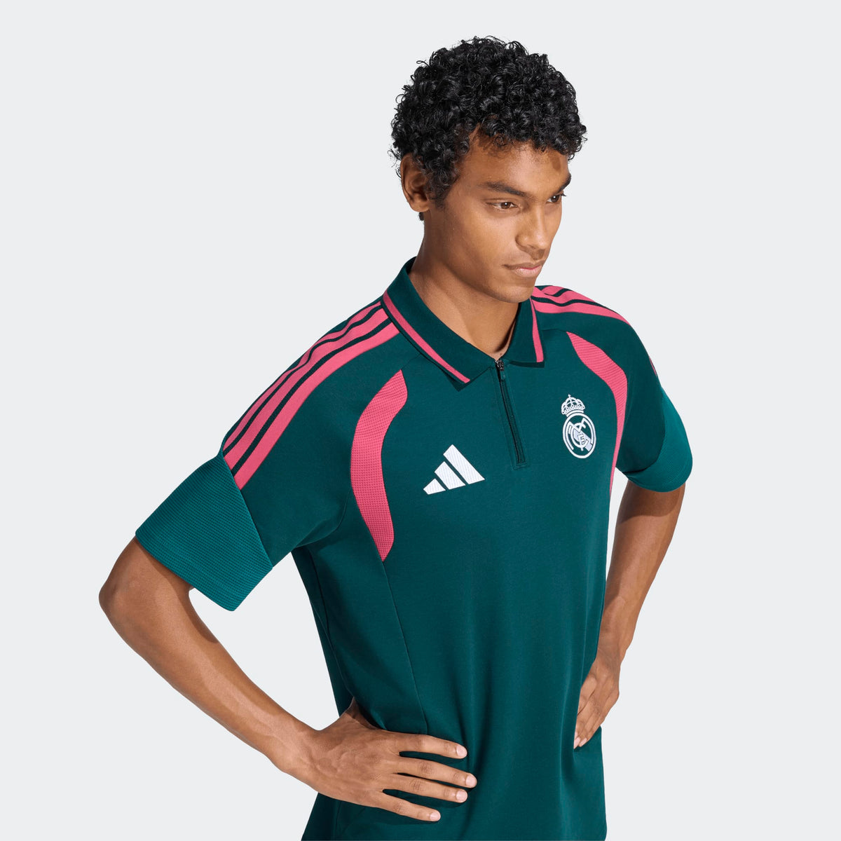 Adidas Real Madrid supporters polo shirt 2026 2027 met clubdetails op model Kickoff Antwerpen