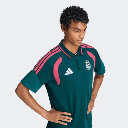 Adidas Real Madrid supporters polo shirt 2026 2027 met clubdetails op model Kickoff Antwerpen