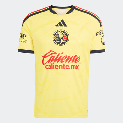 Adidas Club America thuistenue voetbalshirt 2026 2027 met officiële clubdetails op model Kickoff Antwerpen