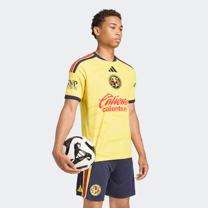 Adidas Club America thuistenue voetbalshirt 2026 2027 met officiële clubdetails op model Kickoff Antwerpen