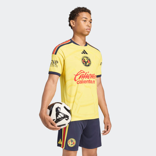 Adidas Club America thuistenue voetbalshirt 2026 2027 met officiële clubdetails op model Kickoff Antwerpen