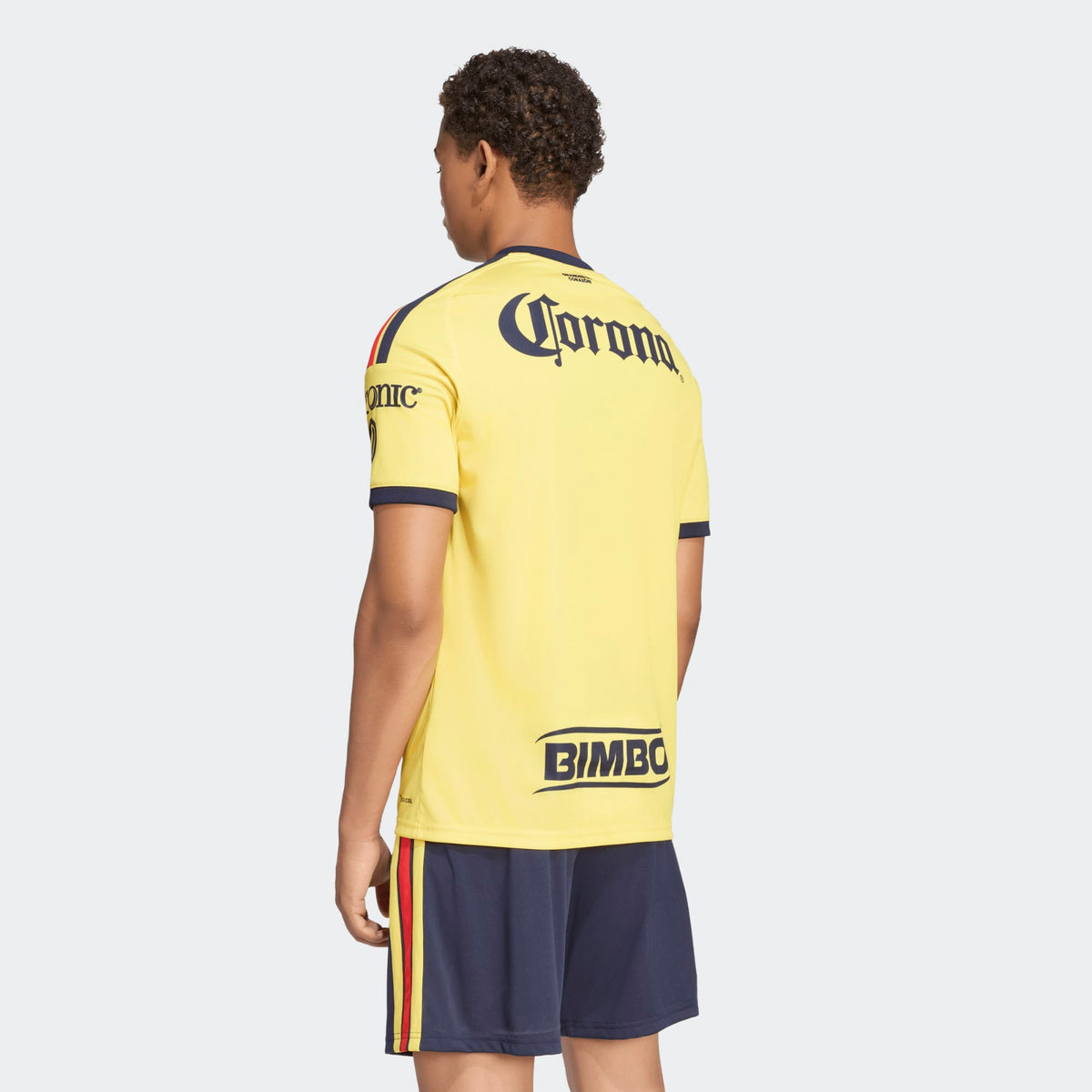 Adidas Club America thuistenue voetbalshirt 2026 2027 met officiële clubdetails op model Kickoff Antwerpen