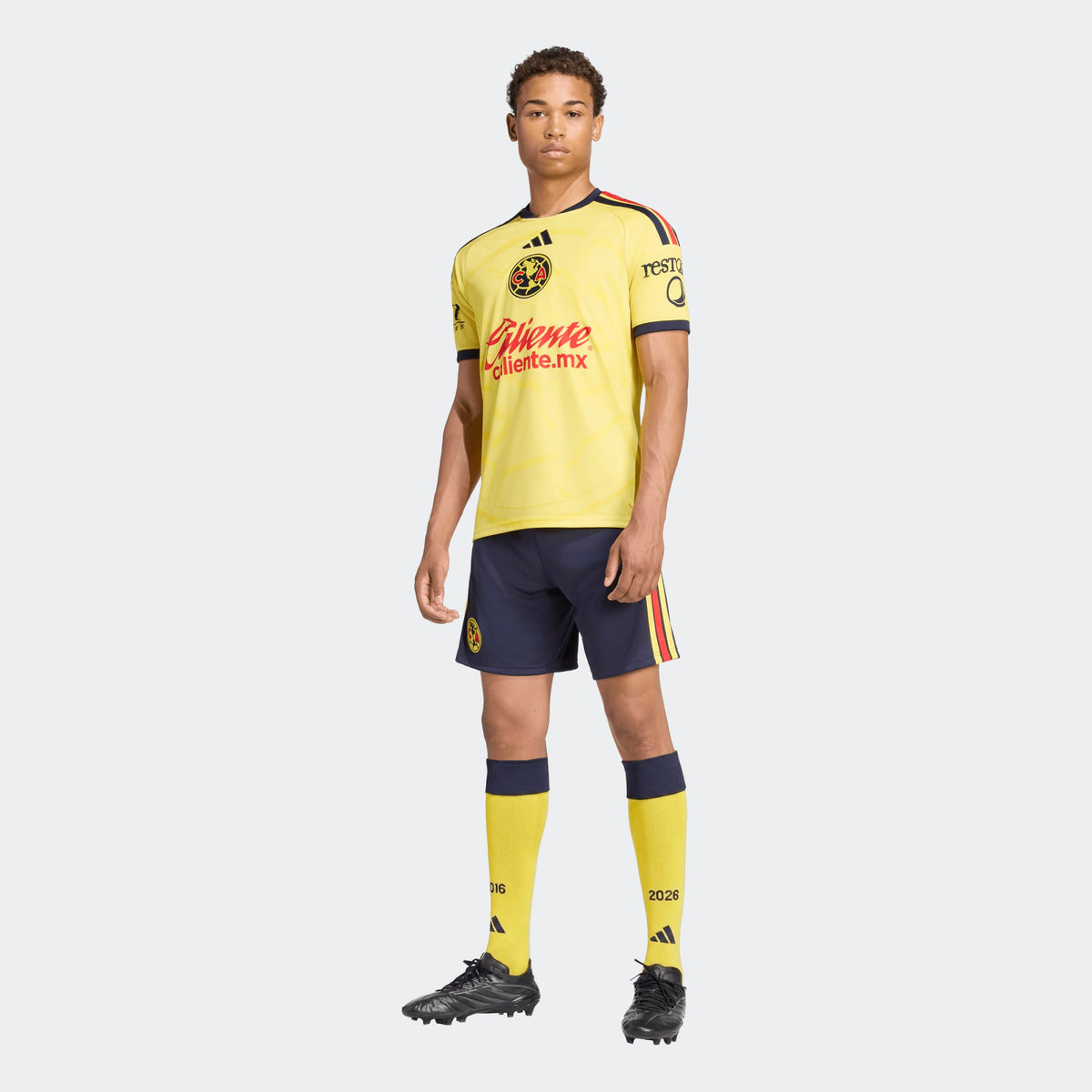 Adidas Club America thuistenue voetbalshirt 2026 2027 met officiële clubdetails op model Kickoff Antwerpen