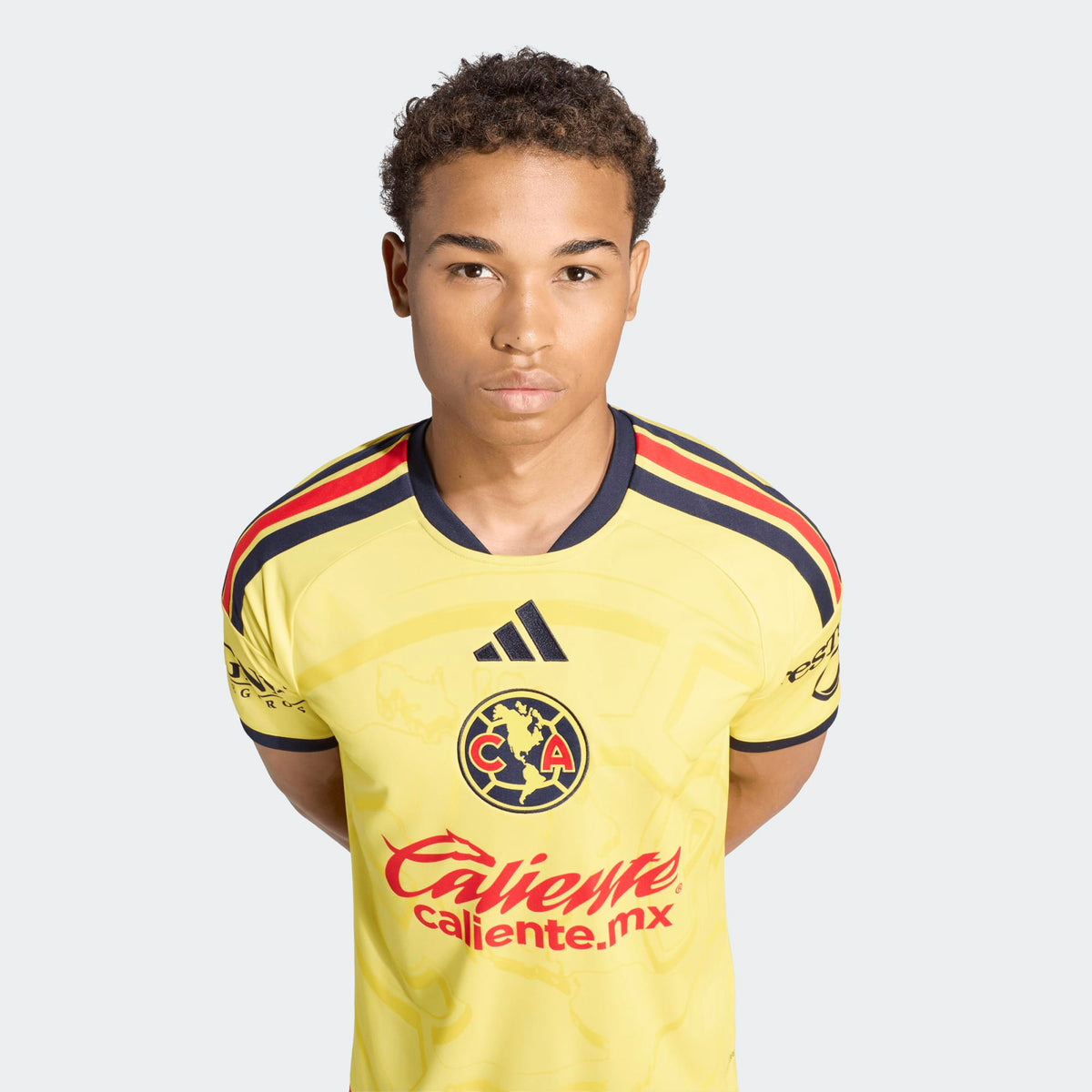 Adidas Club America thuistenue voetbalshirt 2026 2027 met officiële clubdetails op model Kickoff Antwerpen