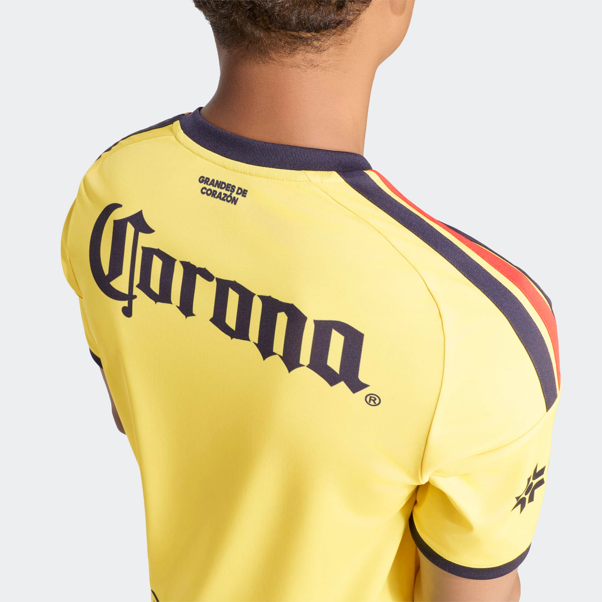 Adidas Club America thuistenue voetbalshirt 2026 2027 met officiële clubdetails op model Kickoff Antwerpen