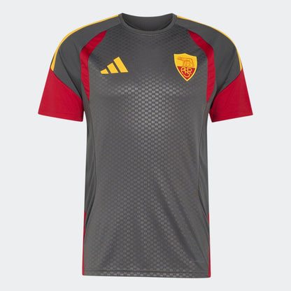 Adidas AS Roma voetbaltrainingsshirt 2026 2027 met clubdetails op model Kickoff Antwerpen
