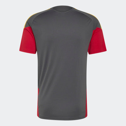 Adidas AS Roma voetbaltrainingsshirt 2026 2027 met clubdetails op model Kickoff Antwerpen