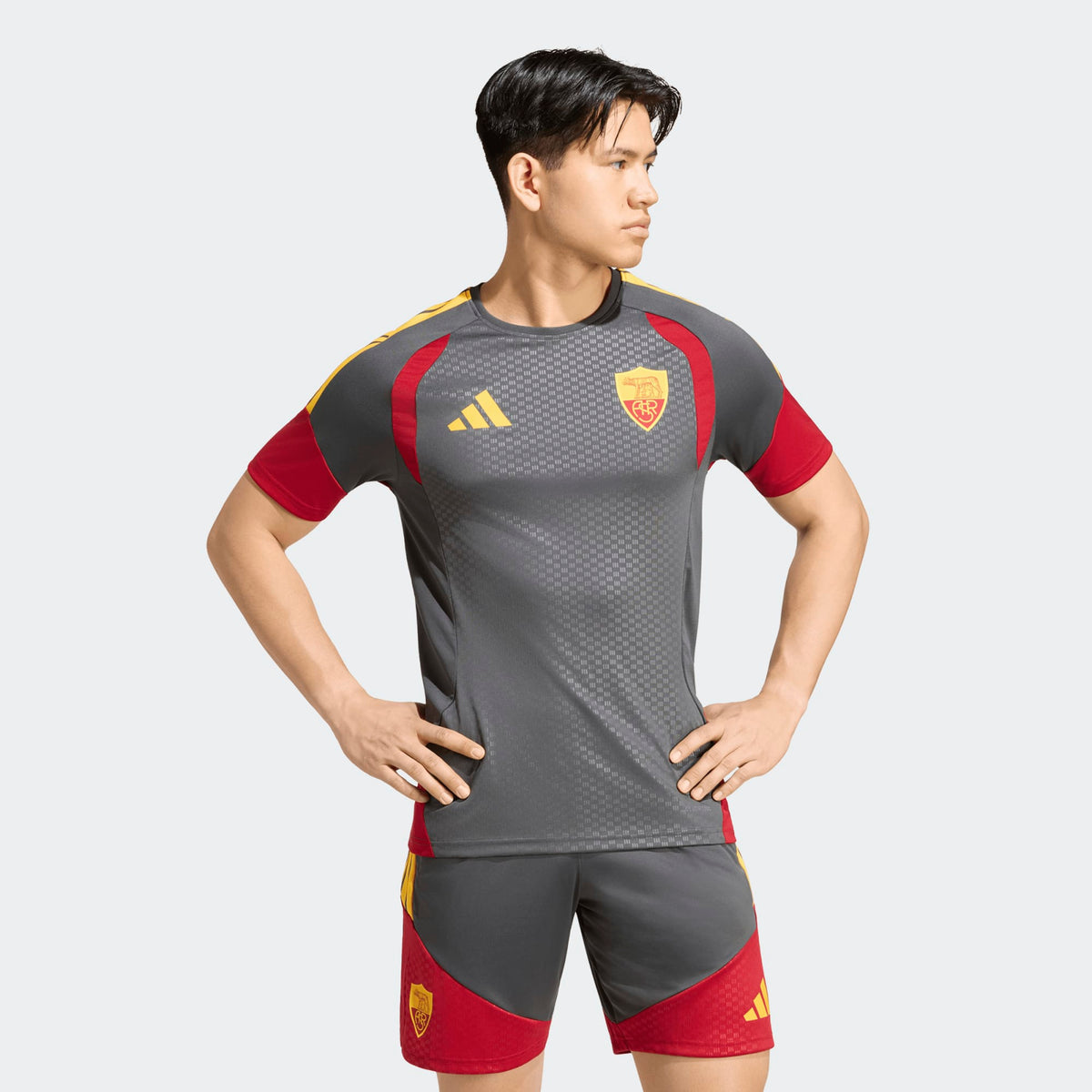 Adidas AS Roma voetbaltrainingsshirt 2026 2027 met clubdetails op model Kickoff Antwerpen