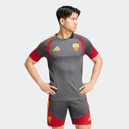 Adidas AS Roma voetbaltrainingsshirt 2026 2027 met clubdetails op model Kickoff Antwerpen
