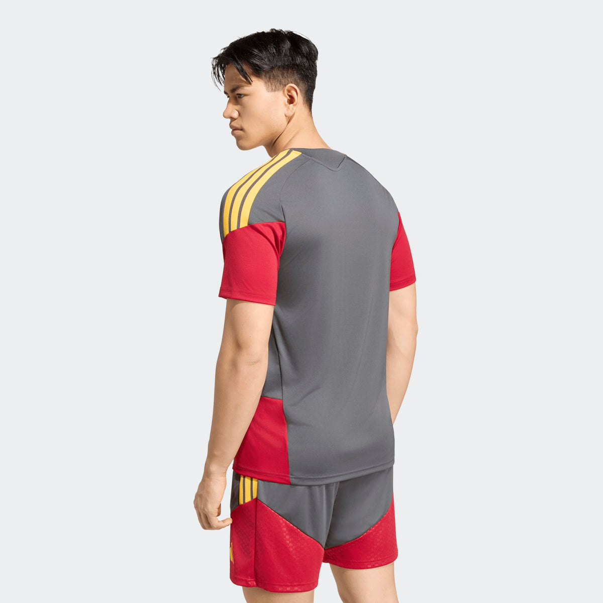 Adidas AS Roma voetbaltrainingsshirt 2026 2027 met clubdetails op model Kickoff Antwerpen