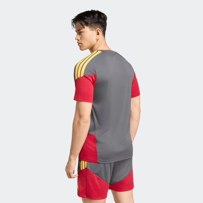 Adidas AS Roma voetbaltrainingsshirt 2026 2027 met clubdetails op model Kickoff Antwerpen