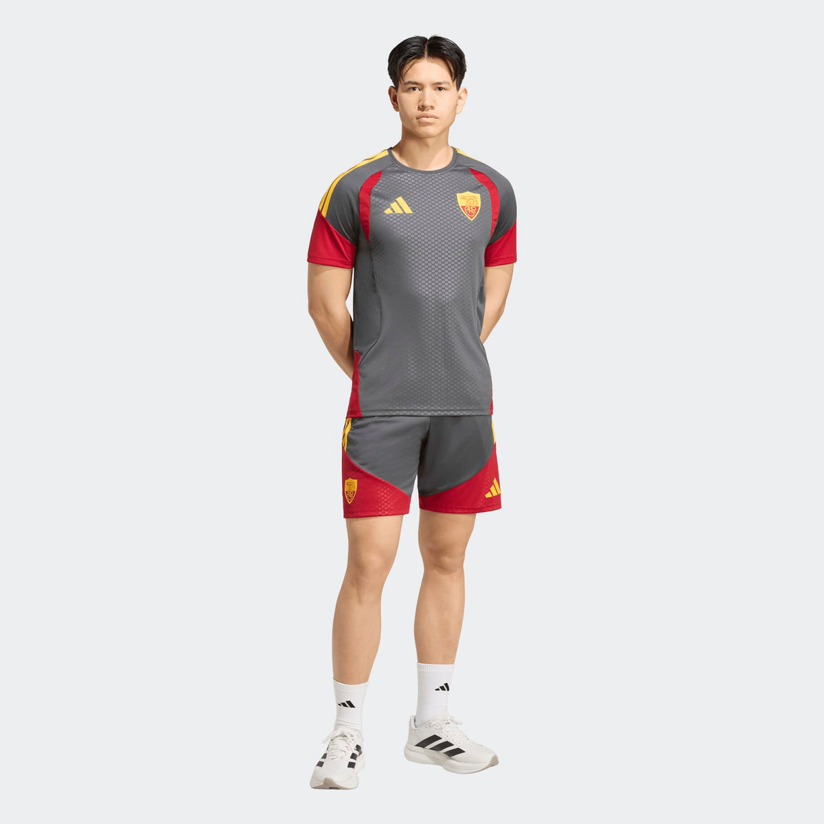 Adidas AS Roma voetbaltrainingsshirt 2026 2027 met clubdetails op model Kickoff Antwerpen