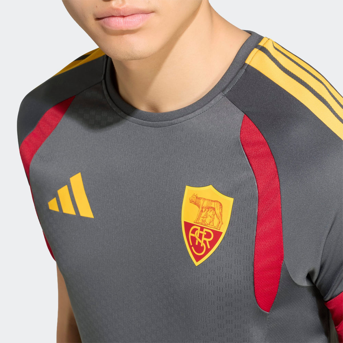 Adidas AS Roma voetbaltrainingsshirt 2026 2027 met clubdetails op model Kickoff Antwerpen