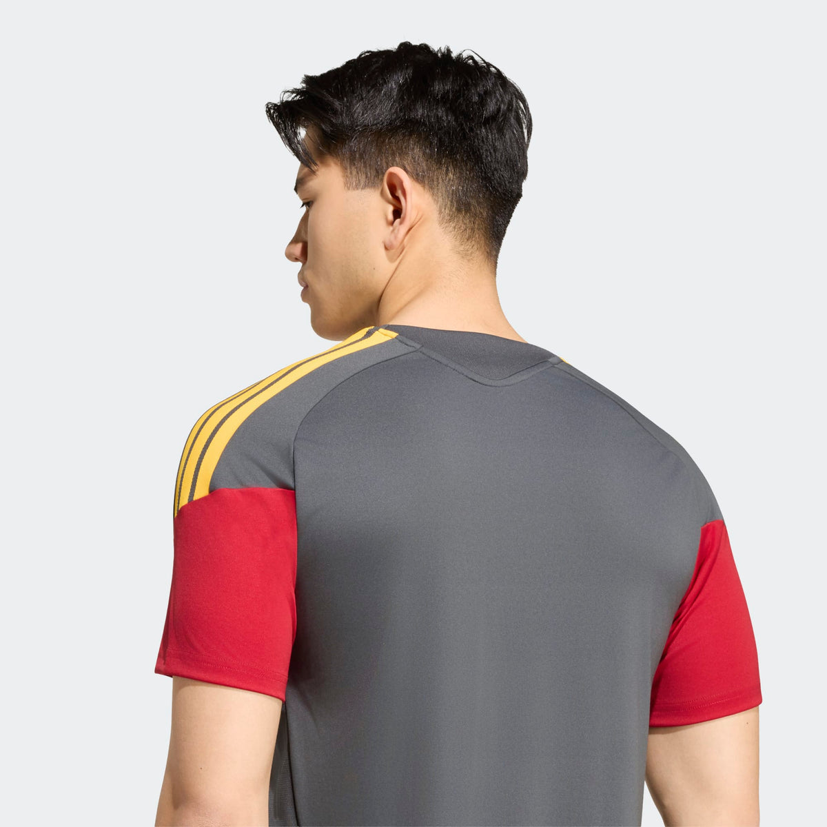 Adidas AS Roma voetbaltrainingsshirt 2026 2027 met clubdetails op model Kickoff Antwerpen
