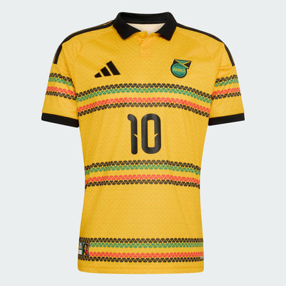Adidas Jamaica Home Jersey geel met Bob Marley 10 bedrukking Reggae Boyz editie, verkrijgbaar bij voetbalshop Kickoff Antwerpen.