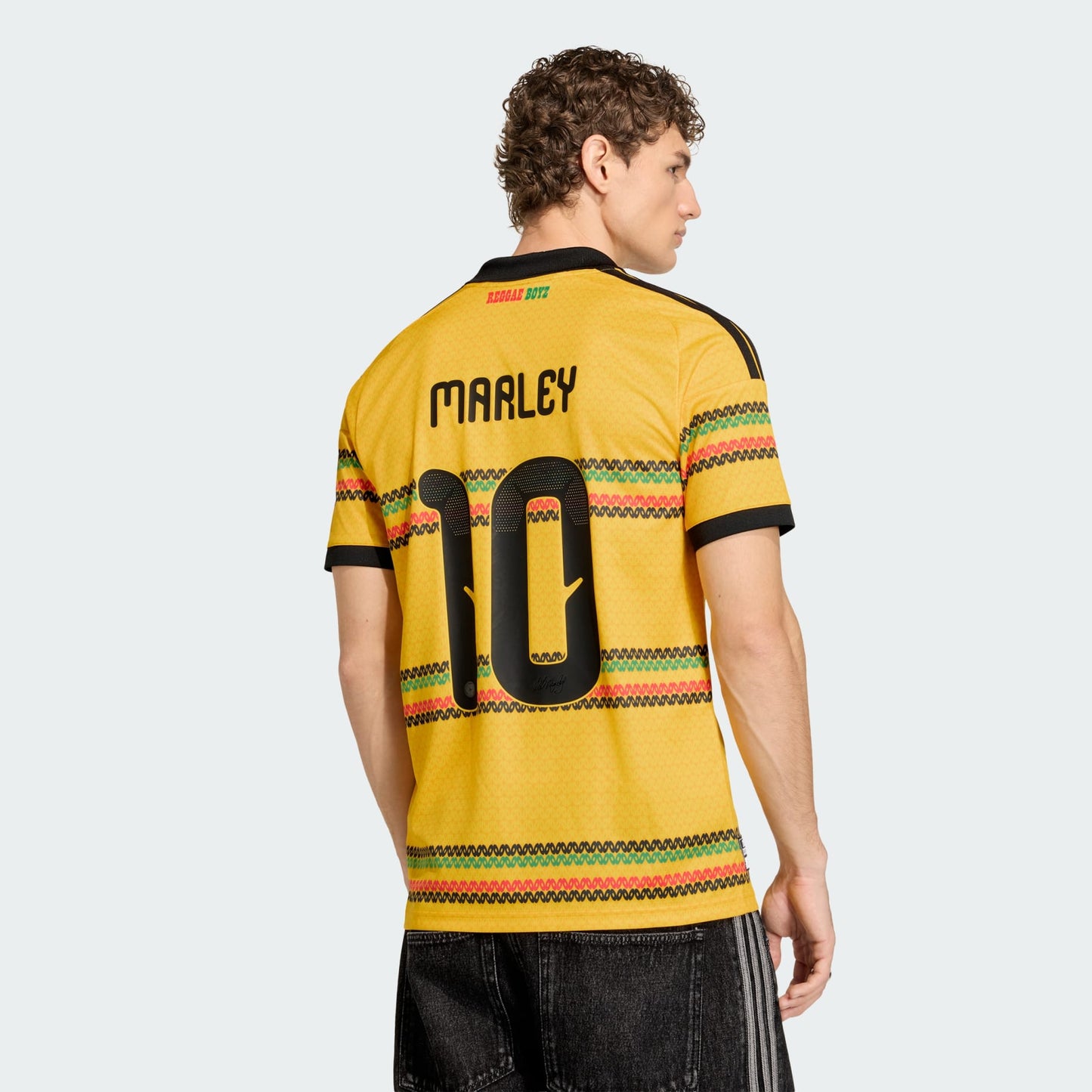 Adidas Jamaica Home Jersey geel met Bob Marley 10 bedrukking Reggae Boyz editie, verkrijgbaar bij voetbalshop Kickoff Antwerpen.
