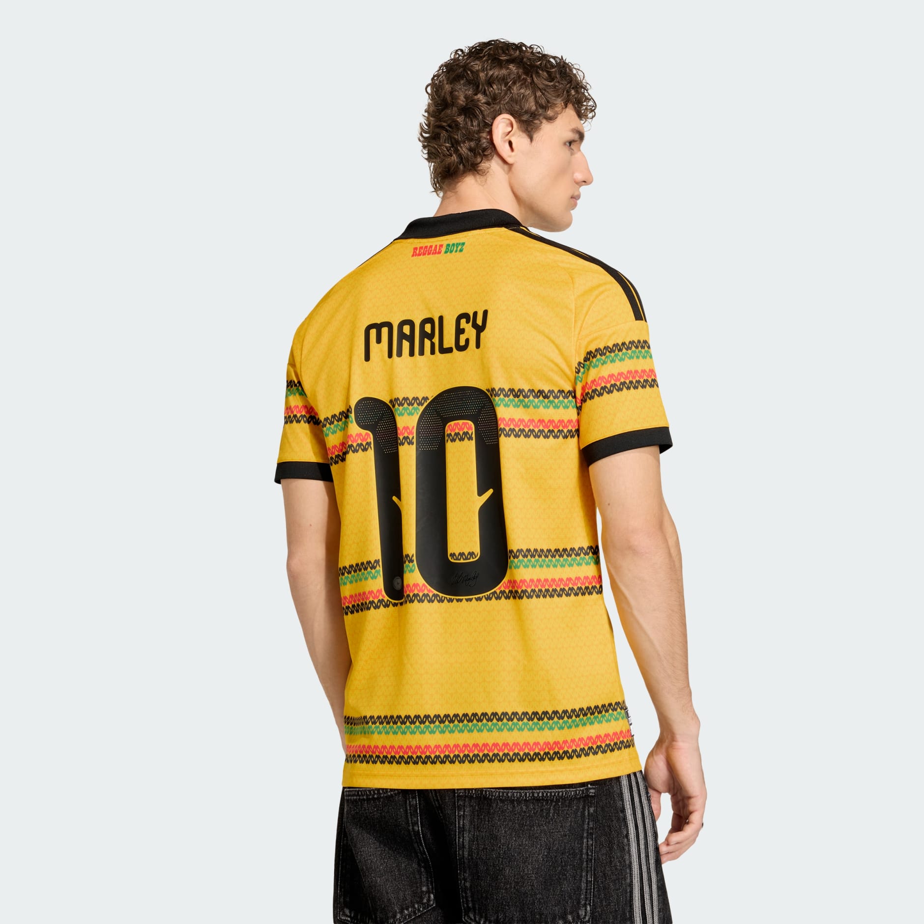 Adidas Jamaica Home Jersey geel met Bob Marley 10 bedrukking Reggae Boyz editie, verkrijgbaar bij voetbalshop Kickoff Antwerpen.
