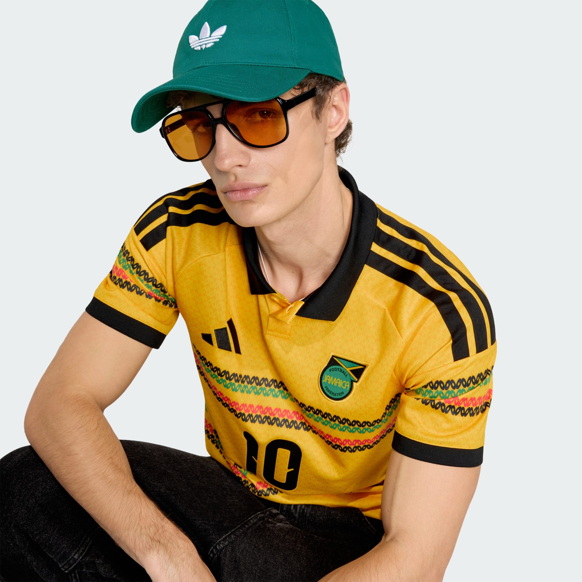 Adidas Jamaica Home Jersey geel met Bob Marley 10 bedrukking Reggae Boyz editie, verkrijgbaar bij voetbalshop Kickoff Antwerpen.