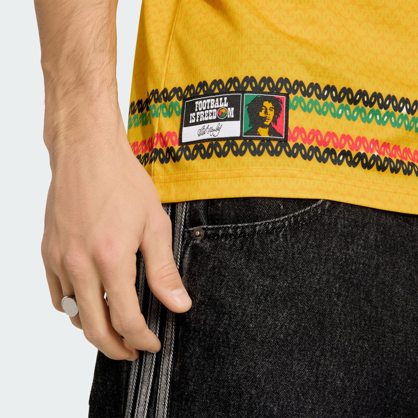 Adidas Jamaica Home Jersey geel met Bob Marley 10 bedrukking Reggae Boyz editie, verkrijgbaar bij voetbalshop Kickoff Antwerpen.