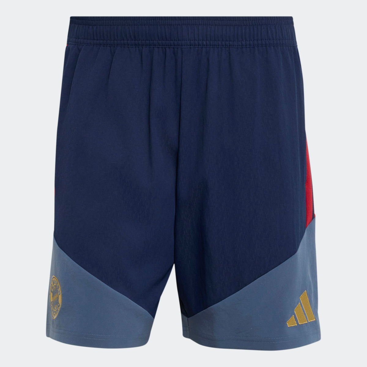 Adidas FC Bayern München downtown casual korte broek 2026 2027 heren met clubdetails op model Kickoff Antwerpen