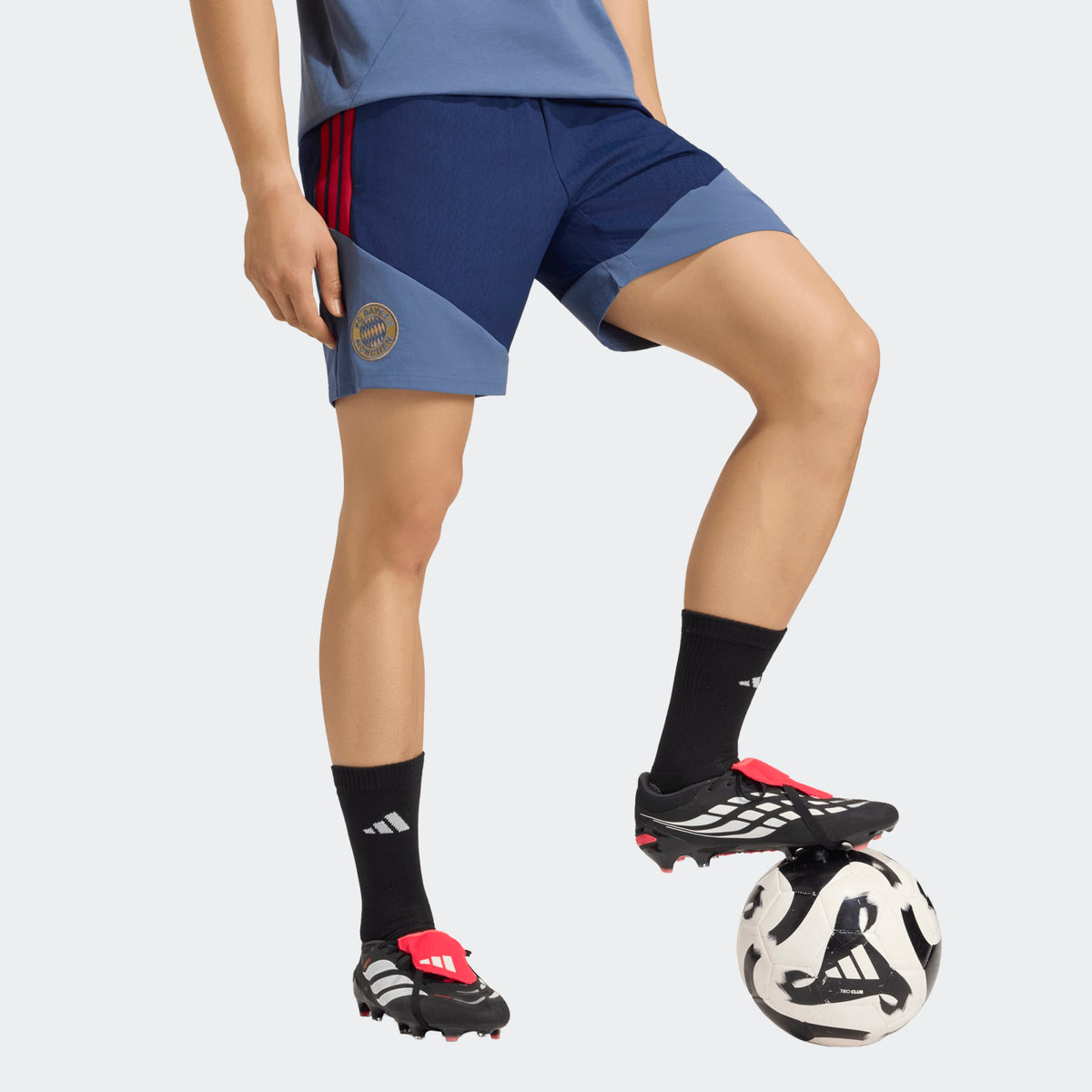 Adidas FC Bayern München downtown casual korte broek 2026 2027 heren met clubdetails op model Kickoff Antwerpen