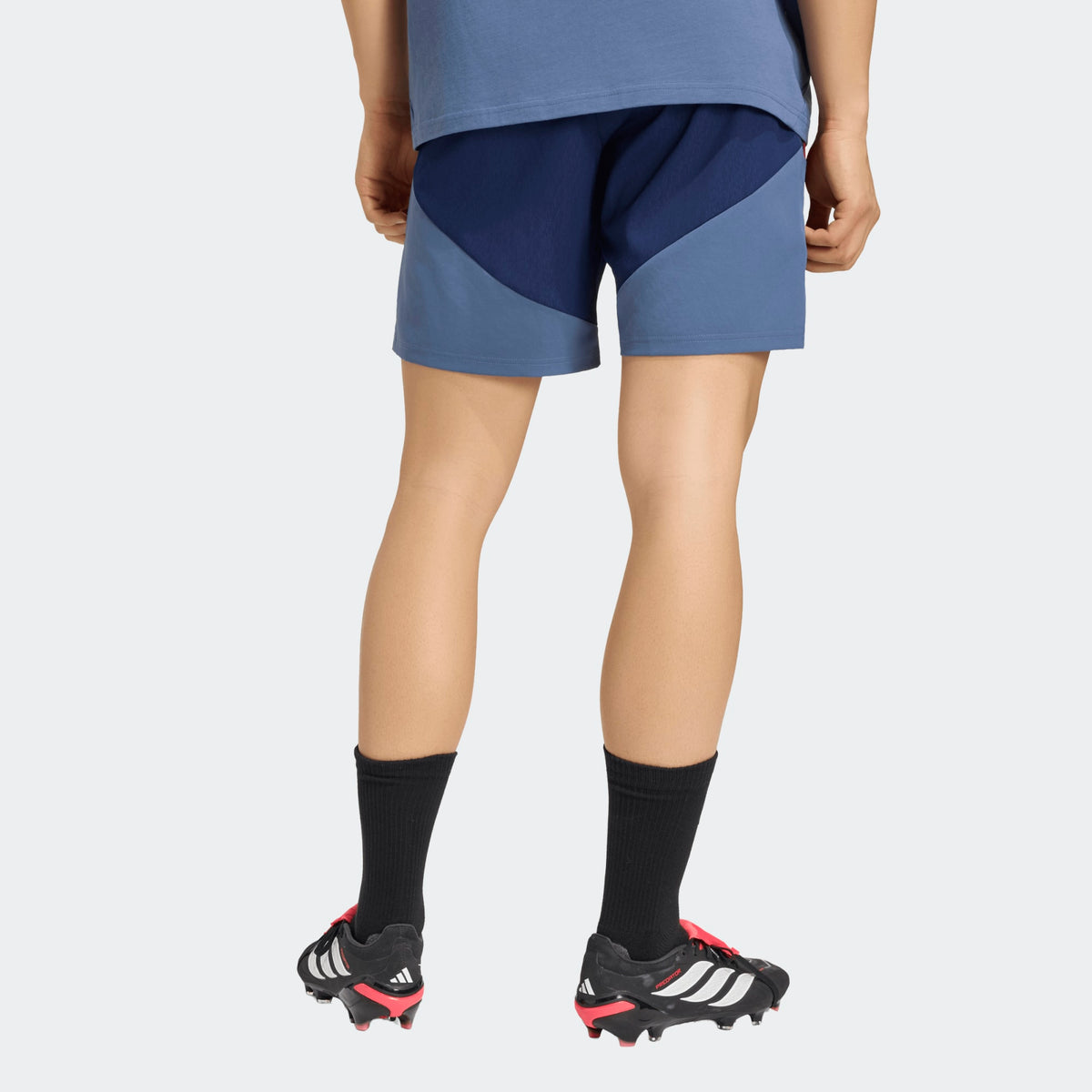 Adidas FC Bayern München downtown casual korte broek 2026 2027 heren met clubdetails op model Kickoff Antwerpen