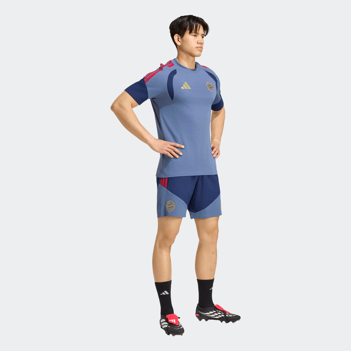 Adidas FC Bayern München downtown casual korte broek 2026 2027 heren met clubdetails op model Kickoff Antwerpen