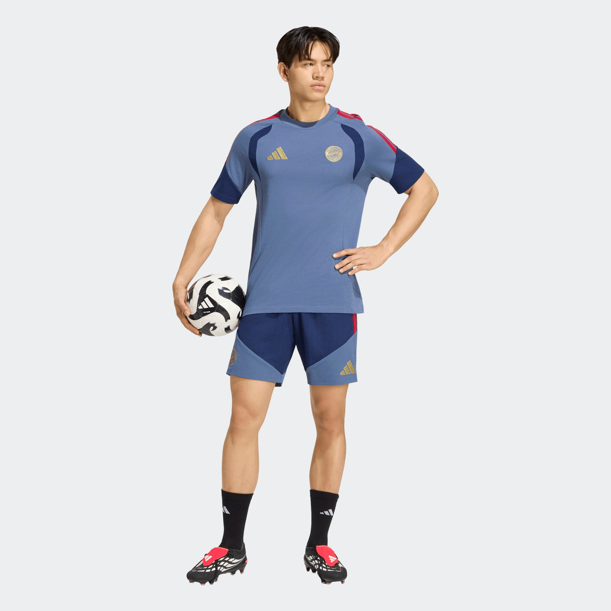 Adidas FC Bayern München downtown casual korte broek 2026 2027 heren met clubdetails op model Kickoff Antwerpen