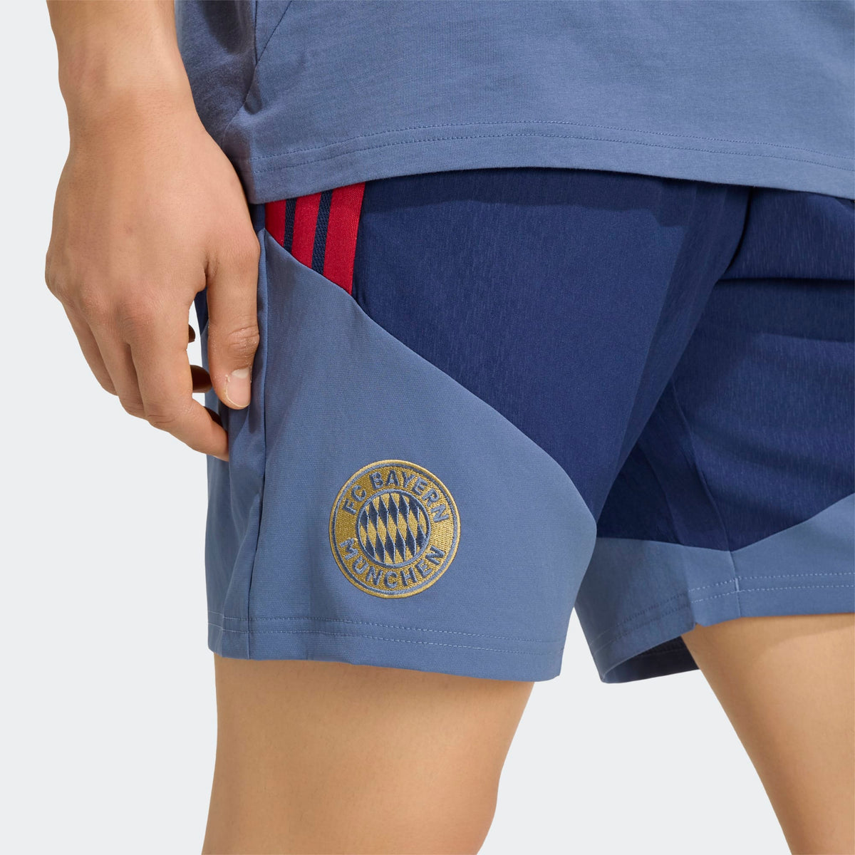 Adidas FC Bayern München downtown casual korte broek 2026 2027 heren met clubdetails op model Kickoff Antwerpen