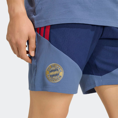 Adidas FC Bayern München downtown casual korte broek 2026 2027 heren met clubdetails op model Kickoff Antwerpen