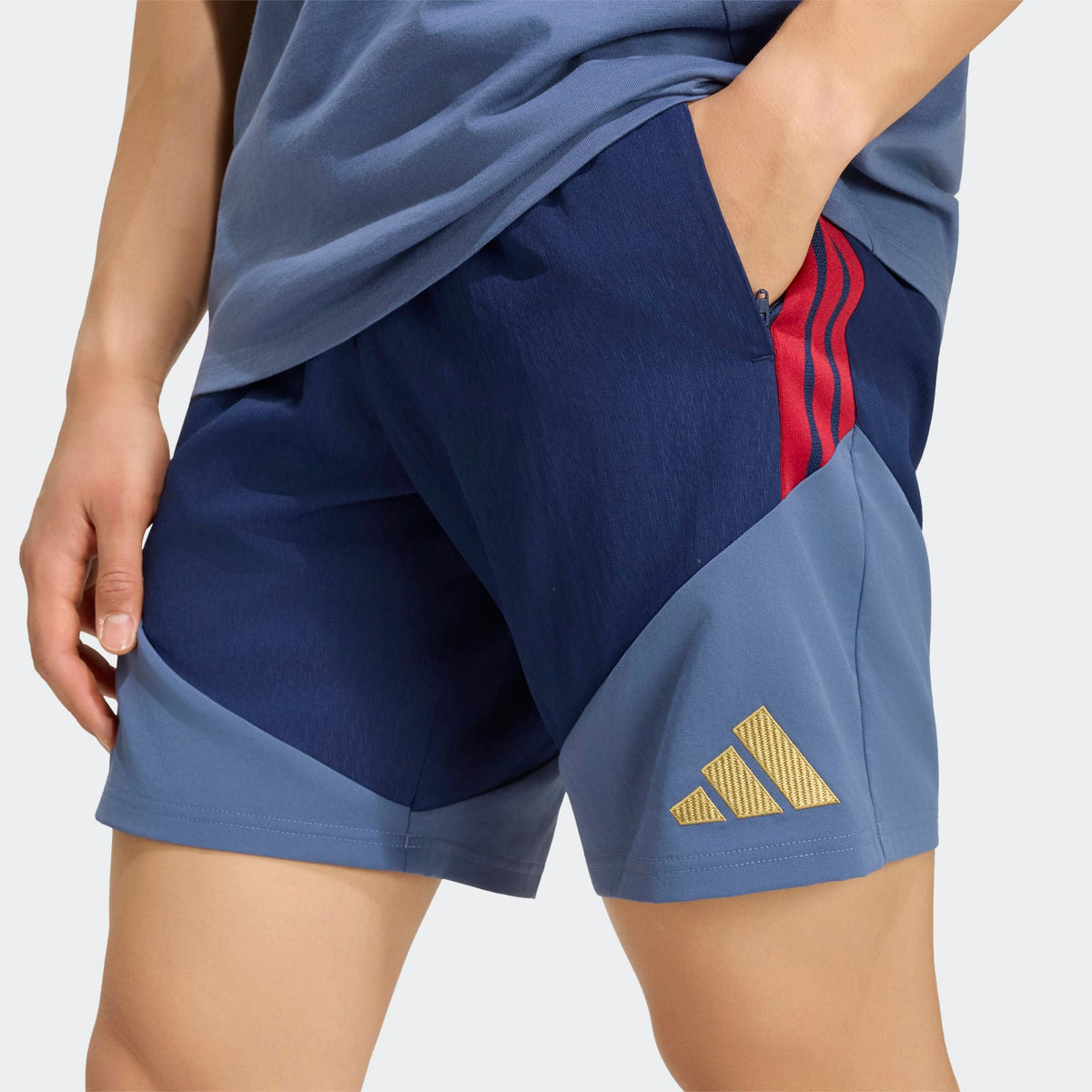 Adidas FC Bayern München downtown casual korte broek 2026 2027 heren met clubdetails op model Kickoff Antwerpen