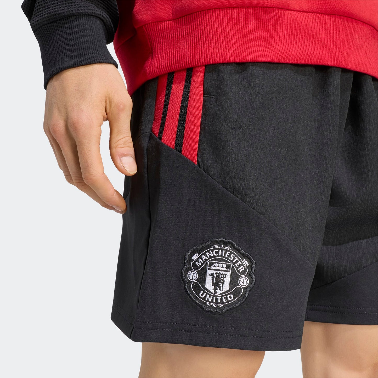 Adidas Manchester United Downtown Short 2026-2027 officieel voetbalshort heren Kickoff Antwerpen de voetbalshop van Antwerpen
