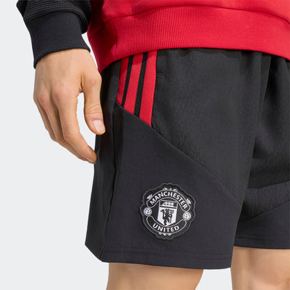 Adidas Manchester United Downtown Short 2026-2027 officieel voetbalshort heren Kickoff Antwerpen de voetbalshop van Antwerpen