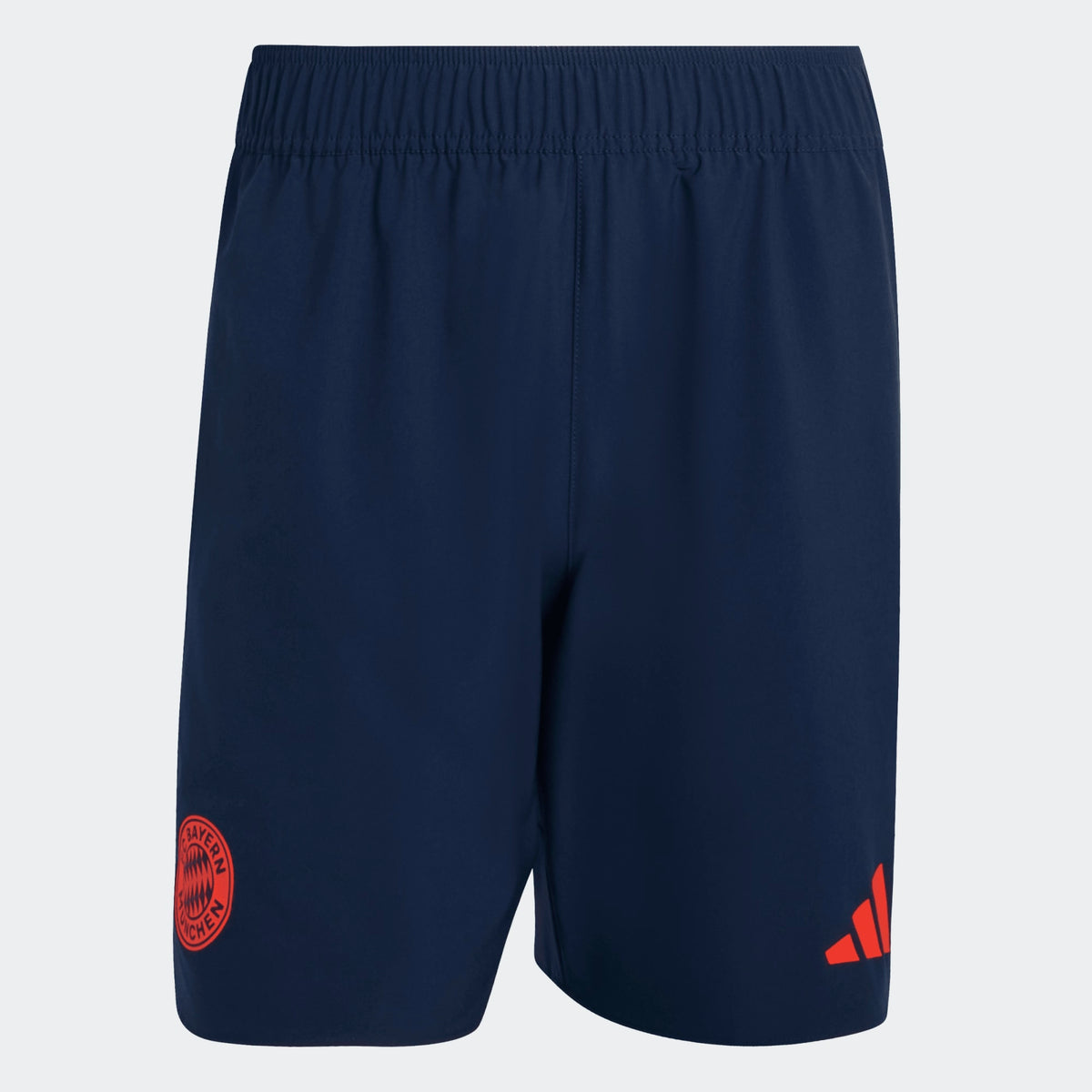 Adidas FC Bayern München Tiro travel reisshorts met clubdetails op model Kickoff Antwerpen