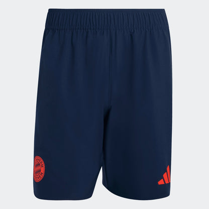 Adidas FC Bayern München Tiro travel reisshorts met clubdetails op model Kickoff Antwerpen