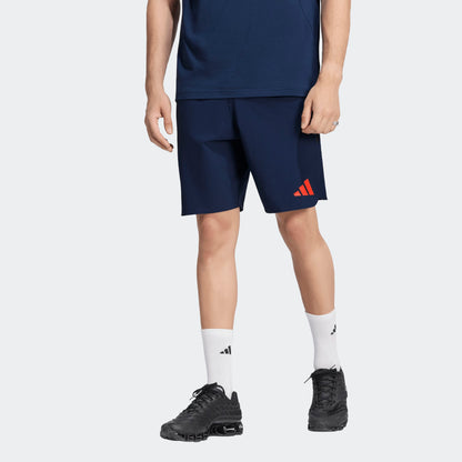 Adidas FC Bayern München Tiro travel reisshorts met clubdetails op model Kickoff Antwerpen
