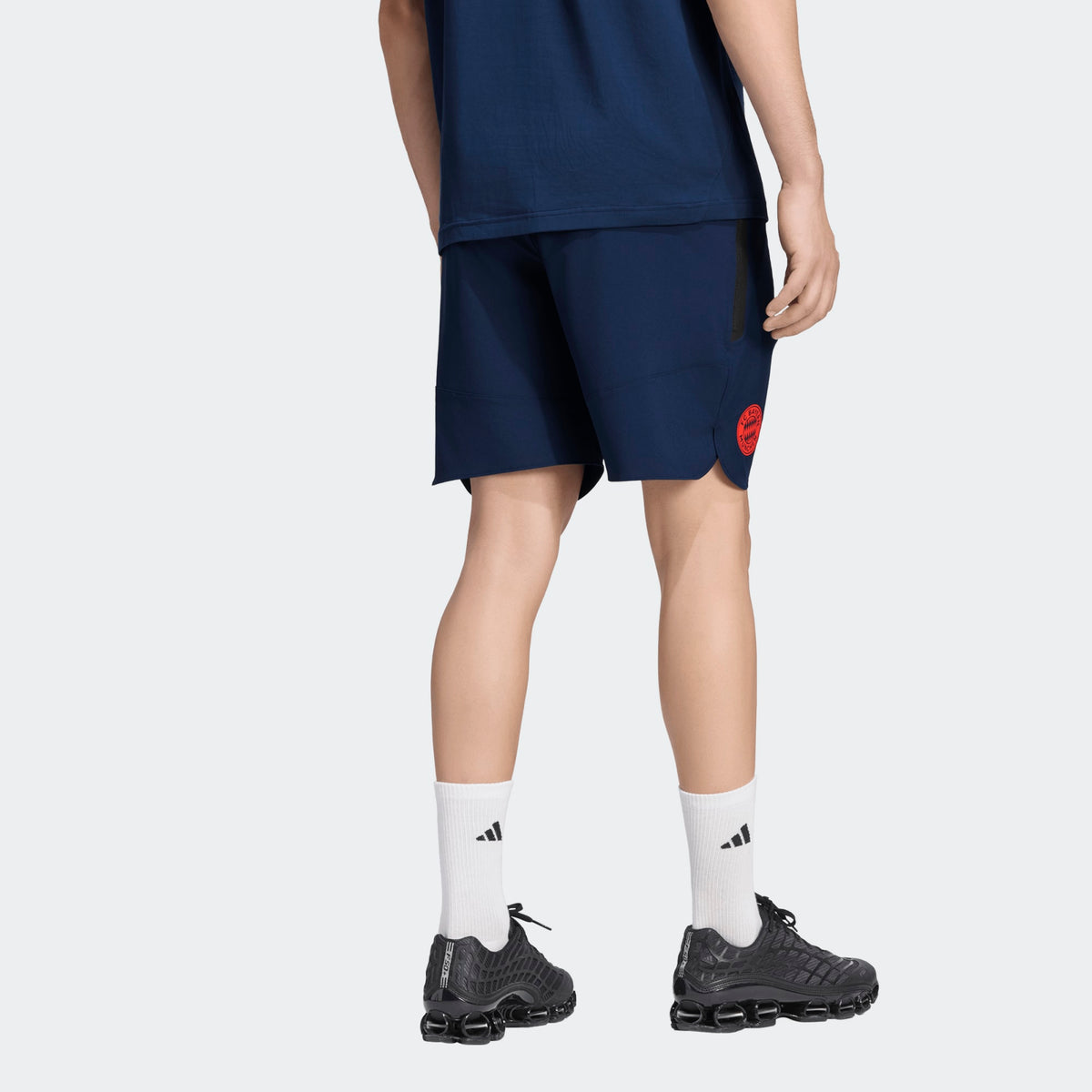 Adidas FC Bayern München Tiro travel reisshorts met clubdetails op model Kickoff Antwerpen