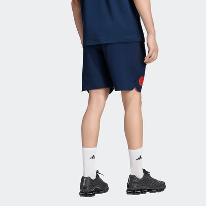 Adidas FC Bayern München Tiro travel reisshorts met clubdetails op model Kickoff Antwerpen