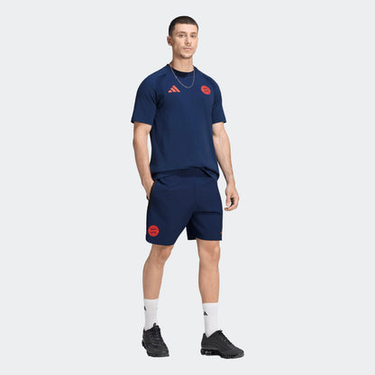 Adidas FC Bayern München Tiro travel reisshorts met clubdetails op model Kickoff Antwerpen
