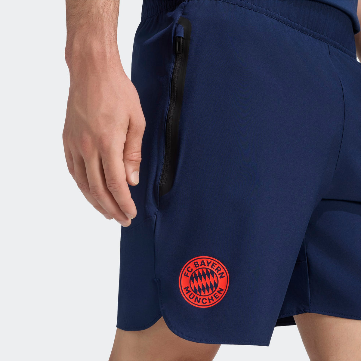 Adidas FC Bayern München Tiro travel reisshorts met clubdetails op model Kickoff Antwerpen